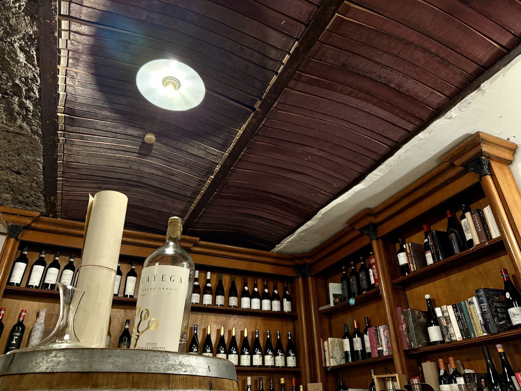 Holzdecke und Fass in der Vinothek