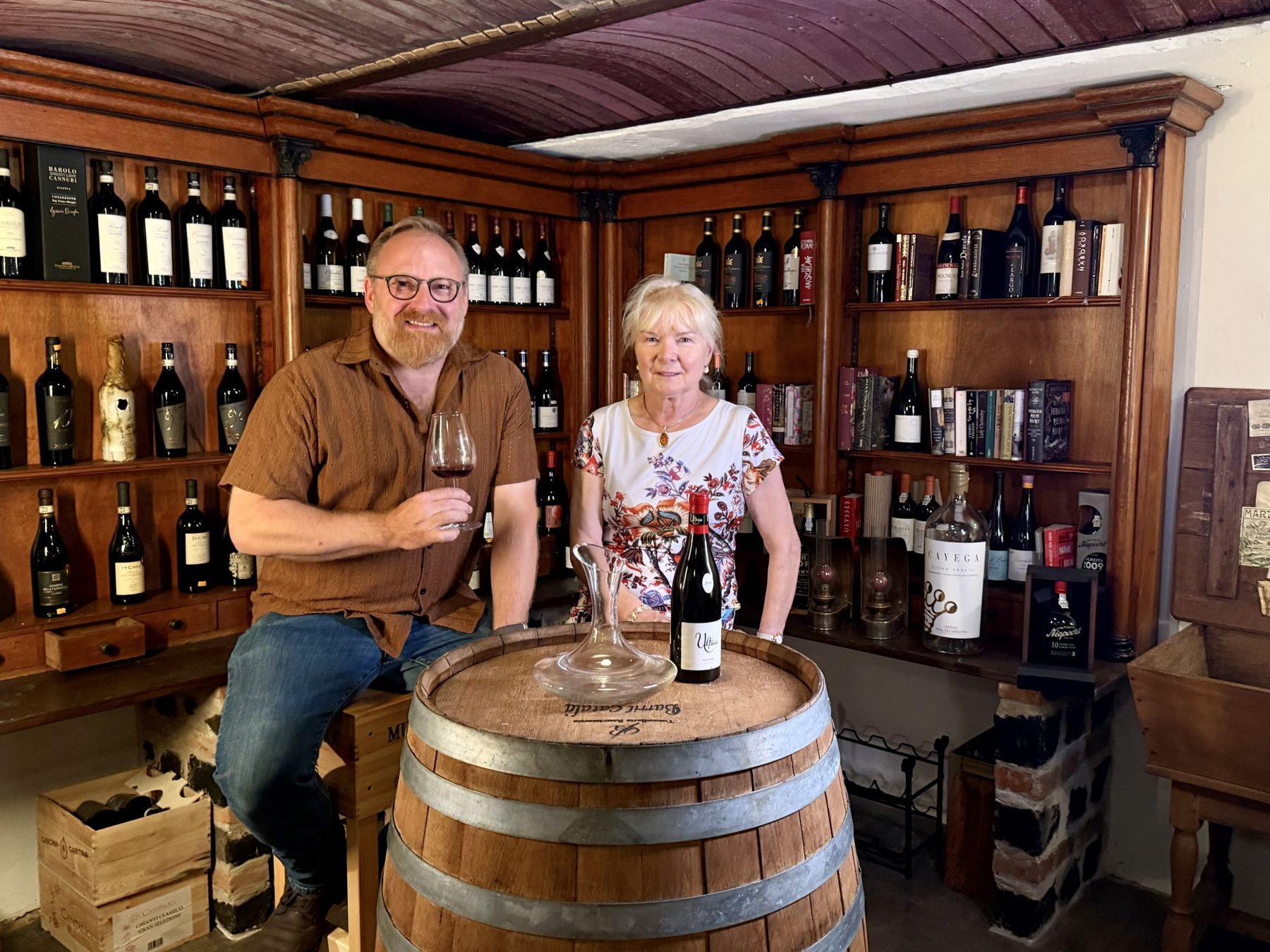Lars und Agnes Leistenschneider am Weinfass in der neuen Vinothek
