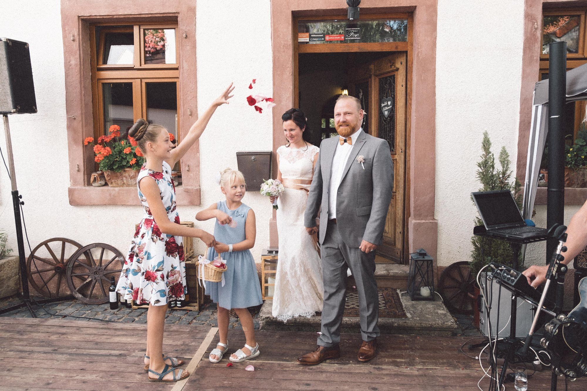 Lars und Aline Leistenschneider nach ihrer Trauung vor der Weinscheune