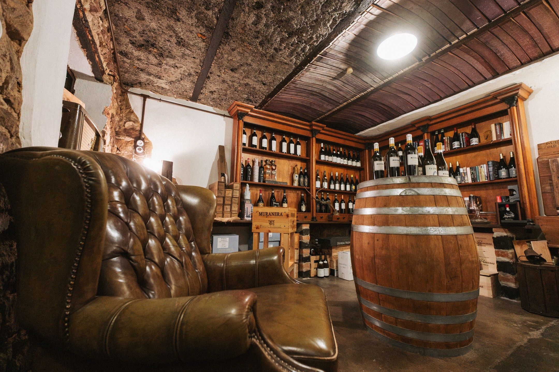 Ledersessel und Weinfass in der Vinothek