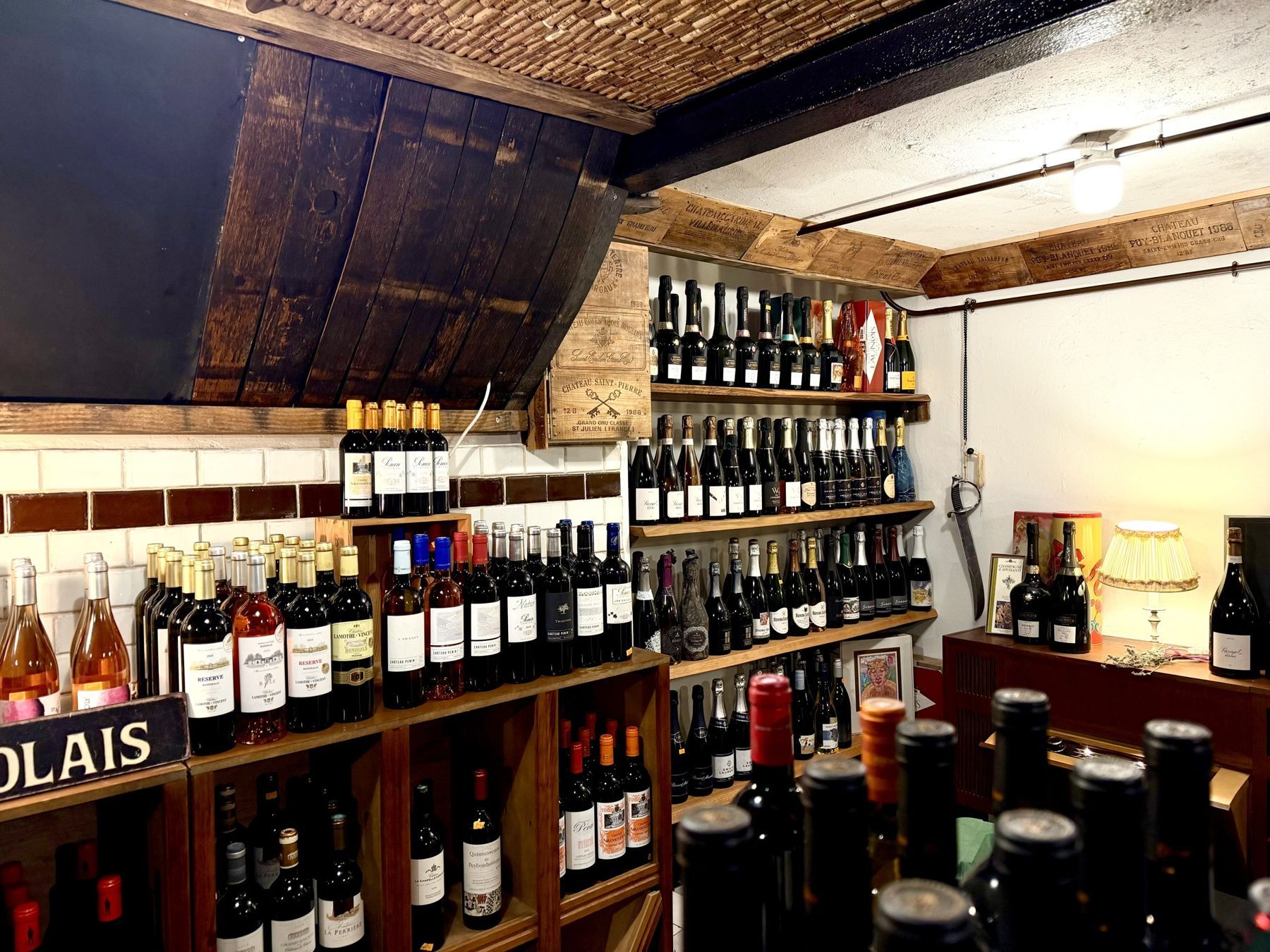 Weine im Regal der Vinothek